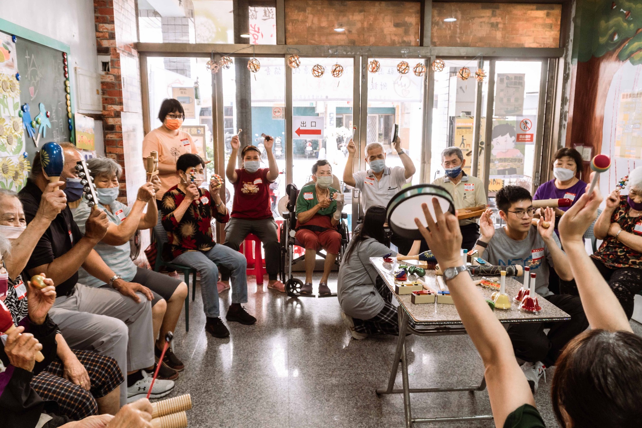 樂齡音樂照護活動中長輩們歡樂的享受