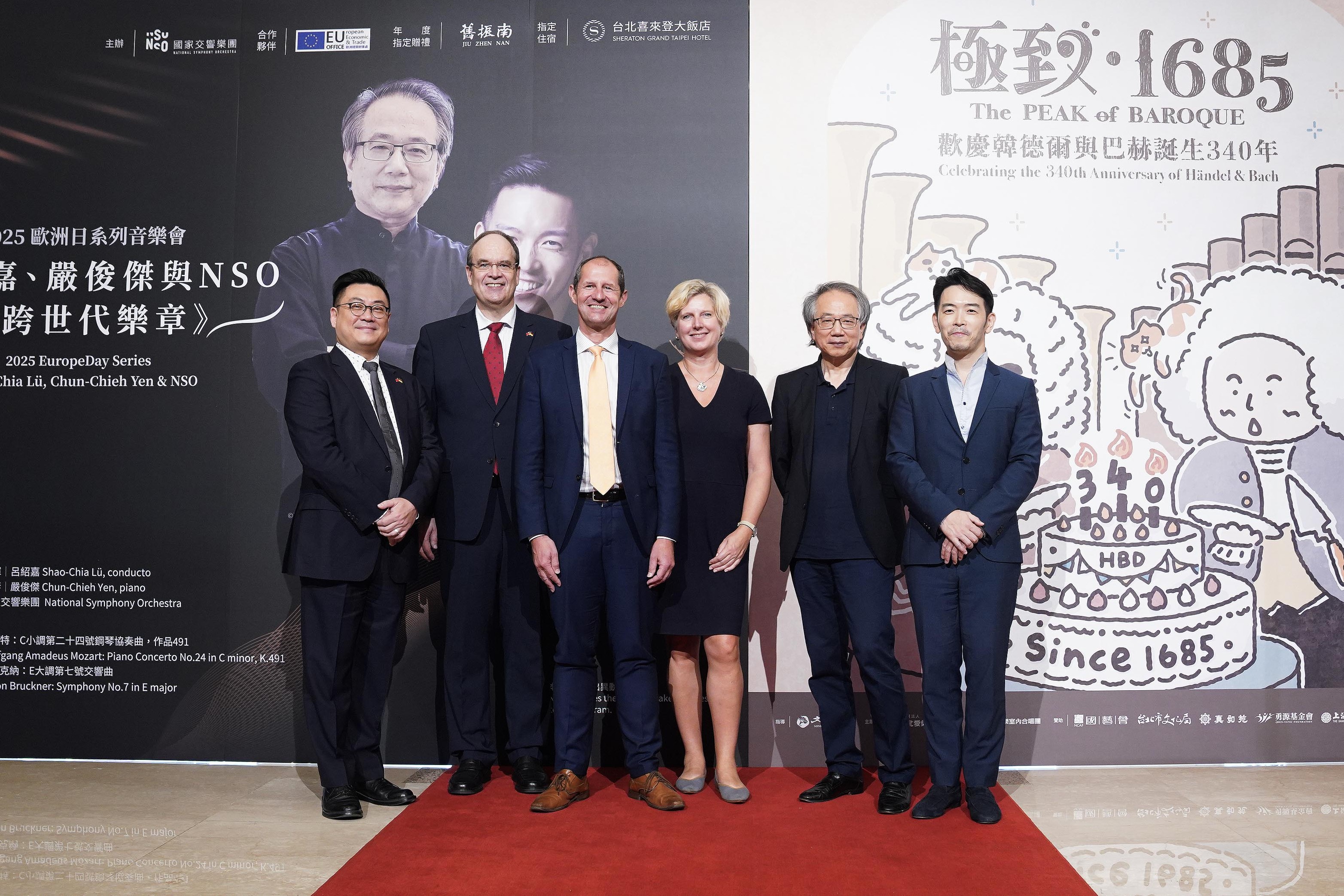 記者會大合影(由左至右)台北愛樂文教基金會音樂總監／古育仲、台北愛樂客席指揮／赫爾曼、 歐洲經貿辦事處處長／谷力哲、歐洲經貿辦事處處長谷力哲夫人、國家交響樂團榮譽指揮／呂紹嘉、全國交響樂團客席鋼琴家／嚴俊傑