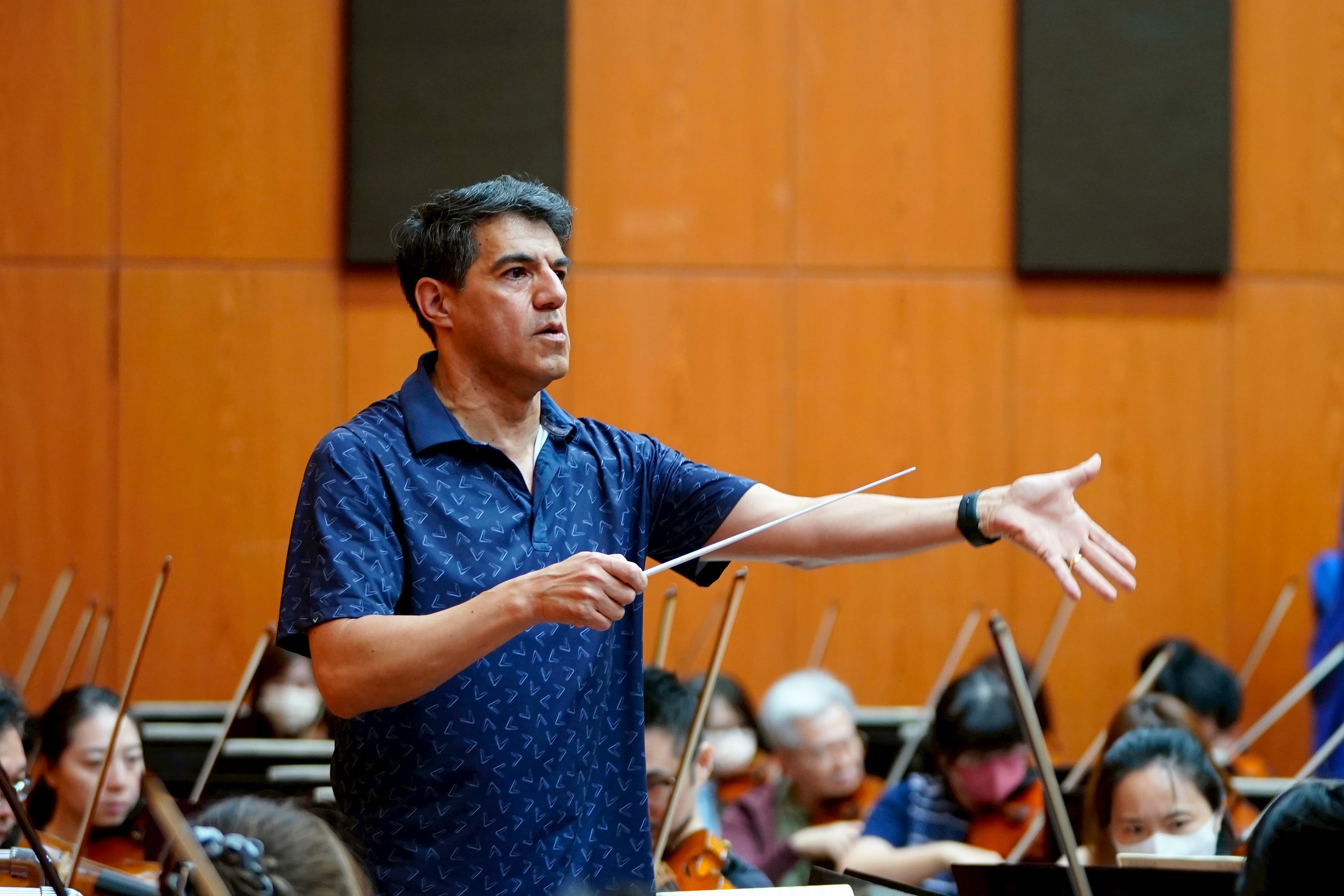 本場客席指揮米格爾・哈斯-貝多亞，與NSO進行排練