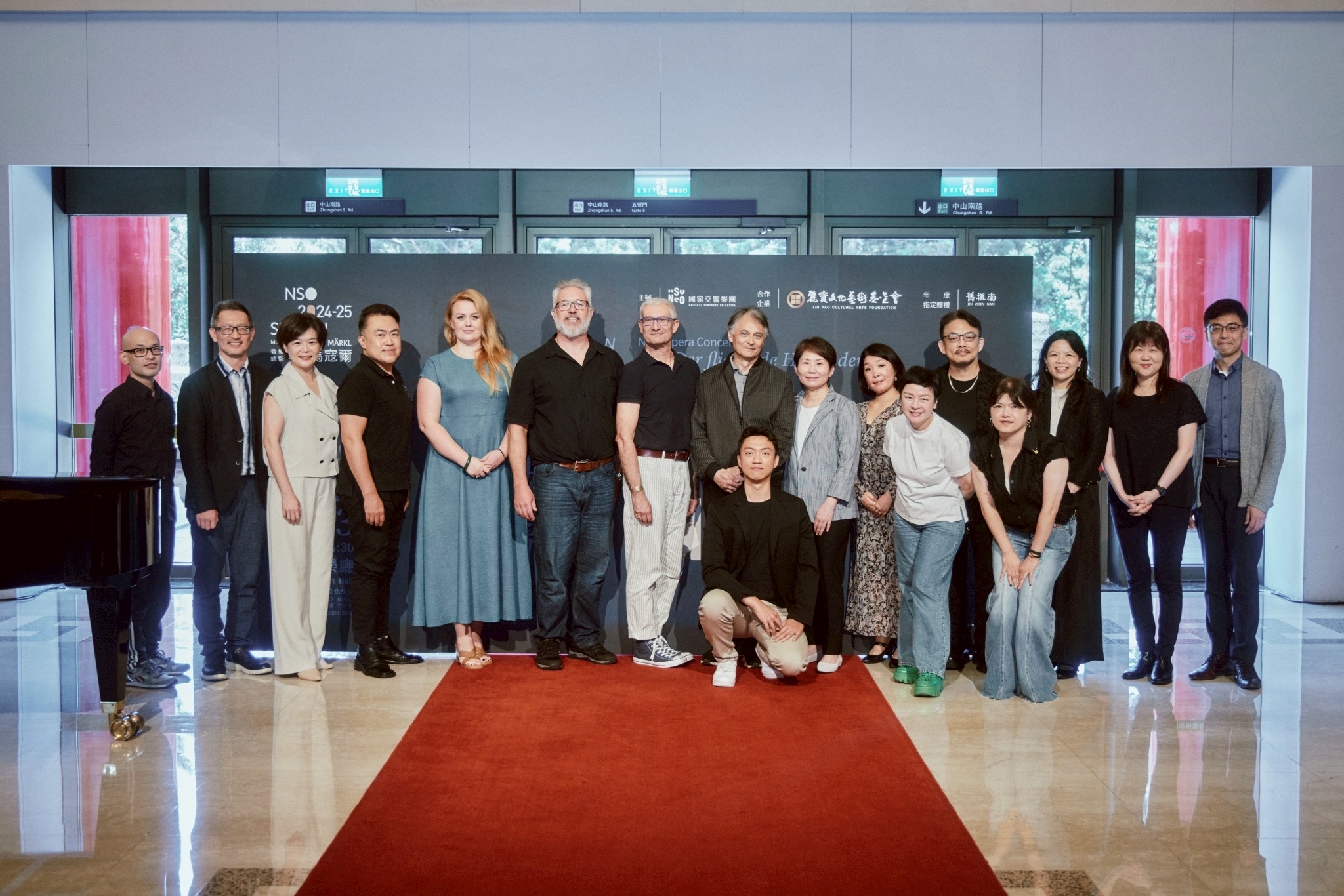 後排(由左至右):中文字幕製作暨執行／夜鶯基金會台北昆德利（王子謙）、鋼琴排練／翁重華、拉縴人文化藝術基金會藝術總監／洪晴瀠、客席音樂家／王典、客席音樂家／伊沃娜．索博特卡、客席音樂家／賽門．貝利、導演／尚米歇爾．克奇、音樂總監／準．馬寇爾、麗寶文化藝術基金會執行長／吳秋賢、客席音樂家／金子美香、服飾統籌與製作／高育伯、客席音樂家／羅俊穎、東吳校友合唱團團長／佘沁茹、拉縴人藝象女聲合唱團指揮部巖嵐儐嵐儐嵐嵐儐舒舒辛 前排:客席音樂家／吳翰