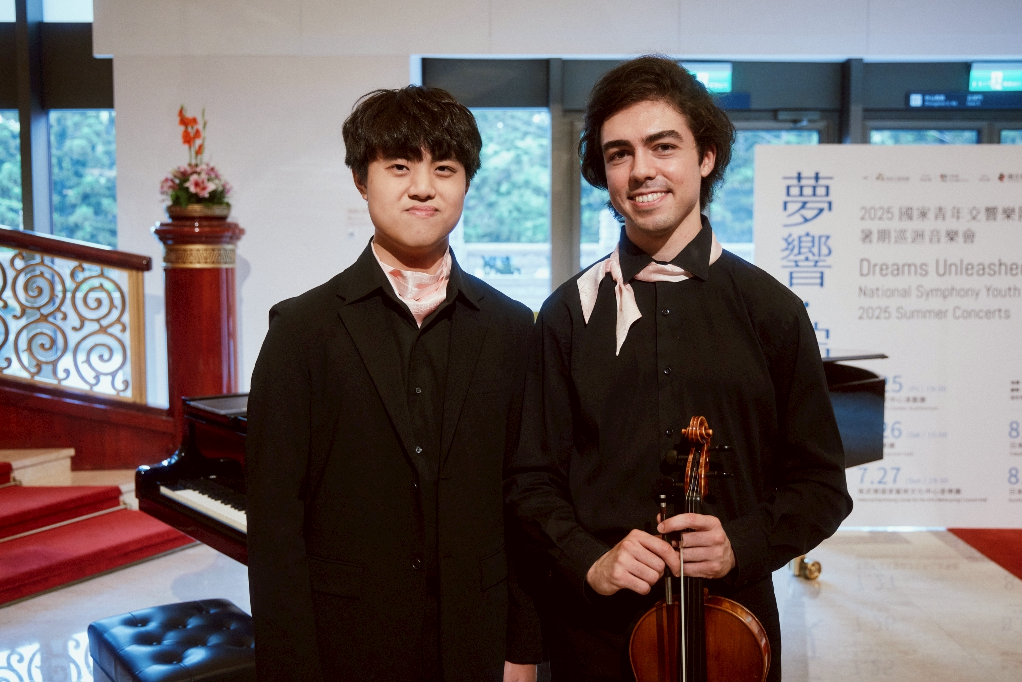 記者會現場青年音樂家演出片段，演出者(左)鋼琴/鄭勝豪(右)中提琴/París Cabezudo Alejandro