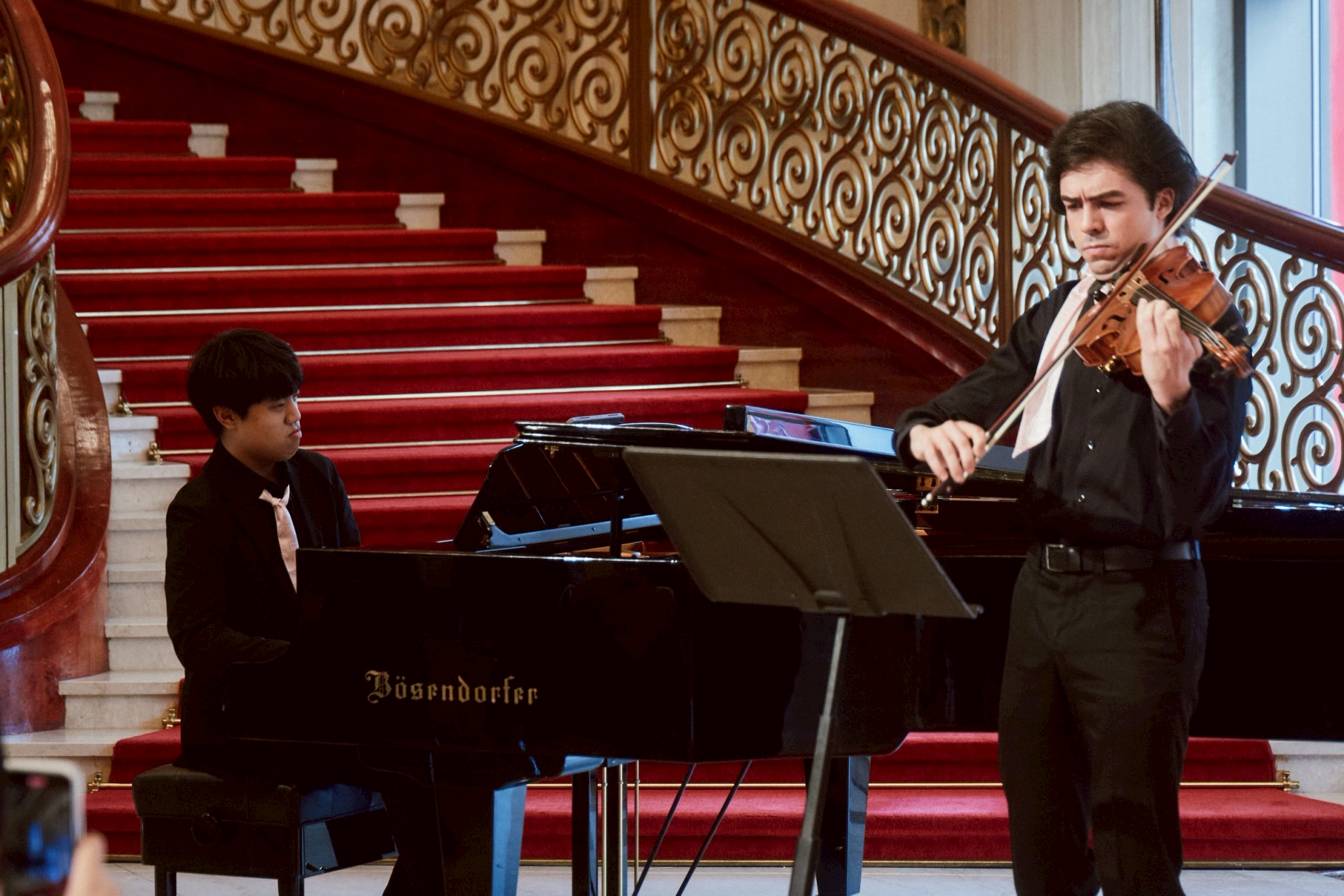 (左)鋼琴/鄭勝豪(右)中提琴/París Cabezudo Alejandro 記者會現場演出普羅柯菲夫：前奏曲，選自《羅密歐與茱麗葉》