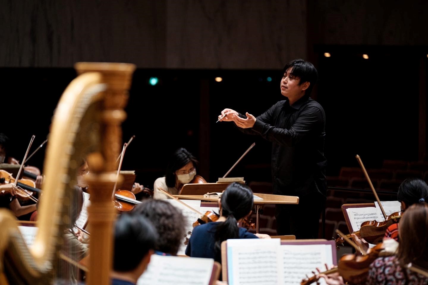 年輕指揮在指揮樂團