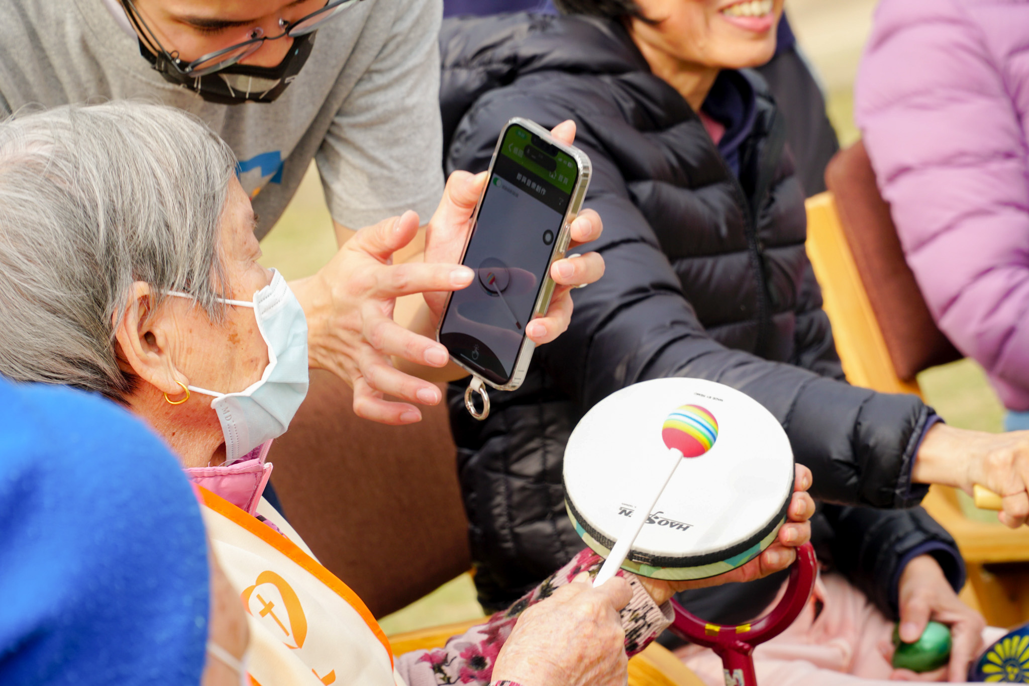 Music pathfinders using the Music Lab App' s toolkit to interact in the senior music care program.