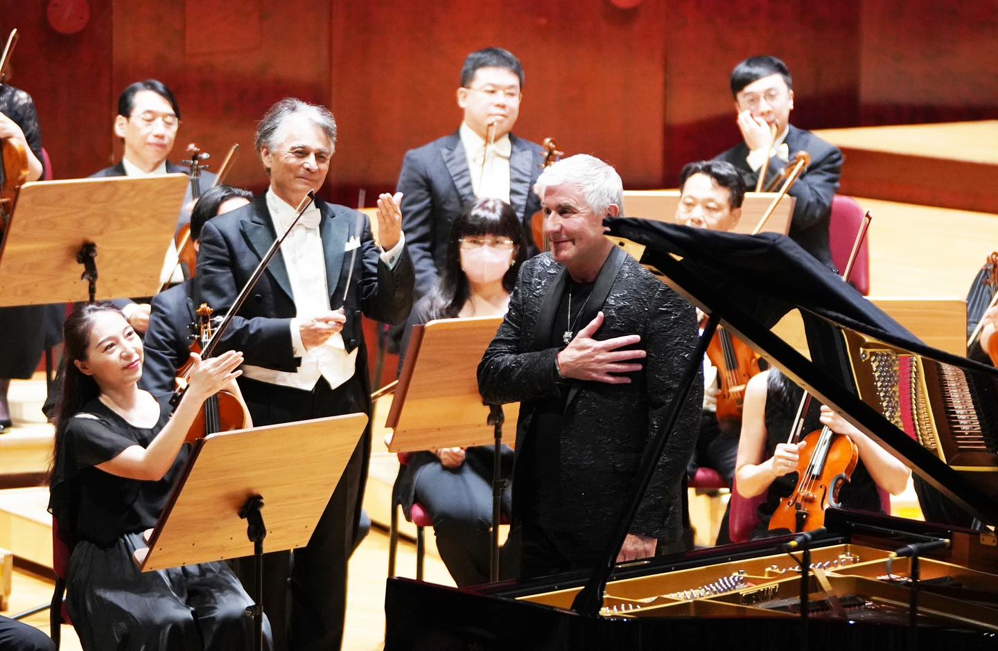 鋼琴獨奏家謝幕