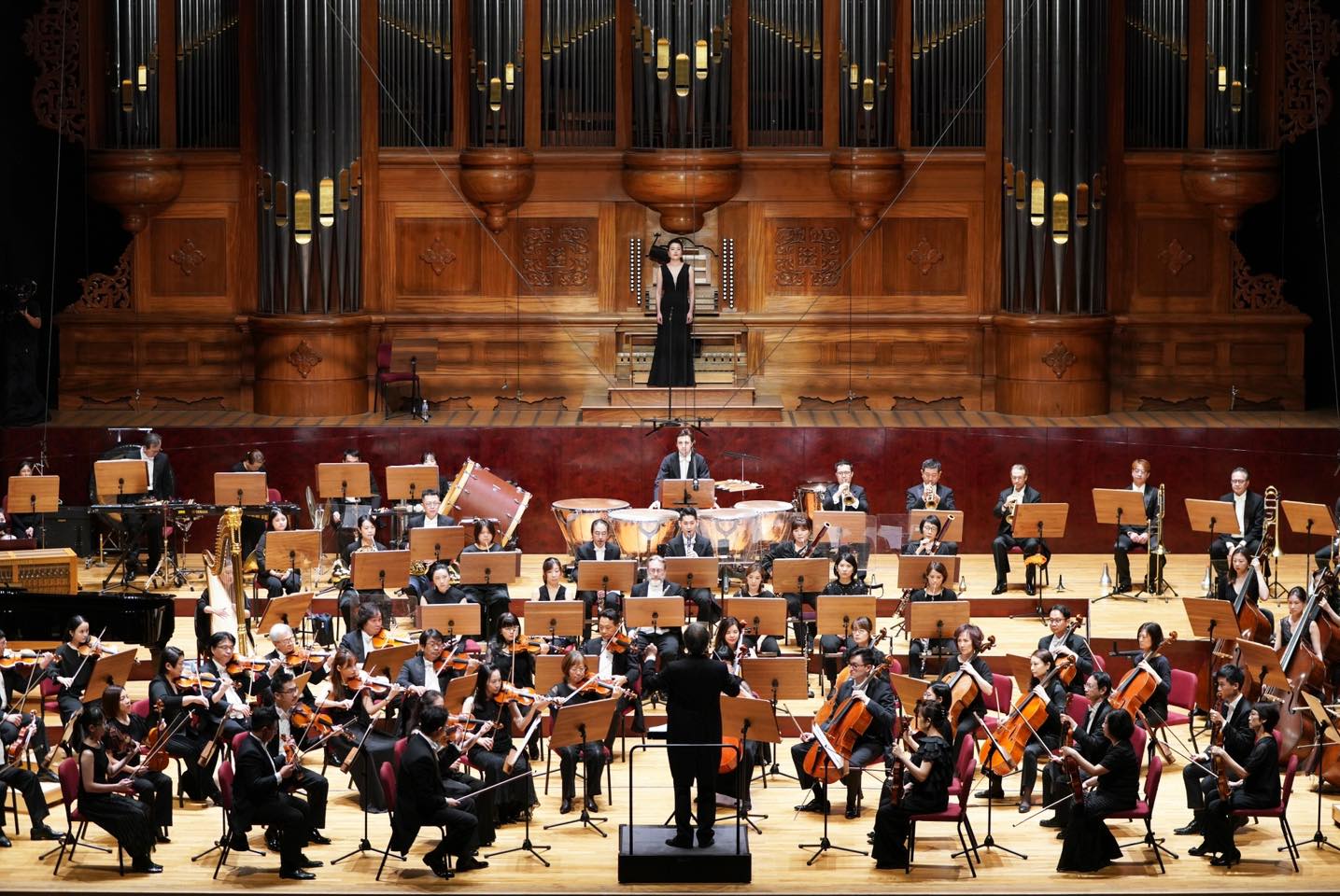 指揮與樂團謝幕