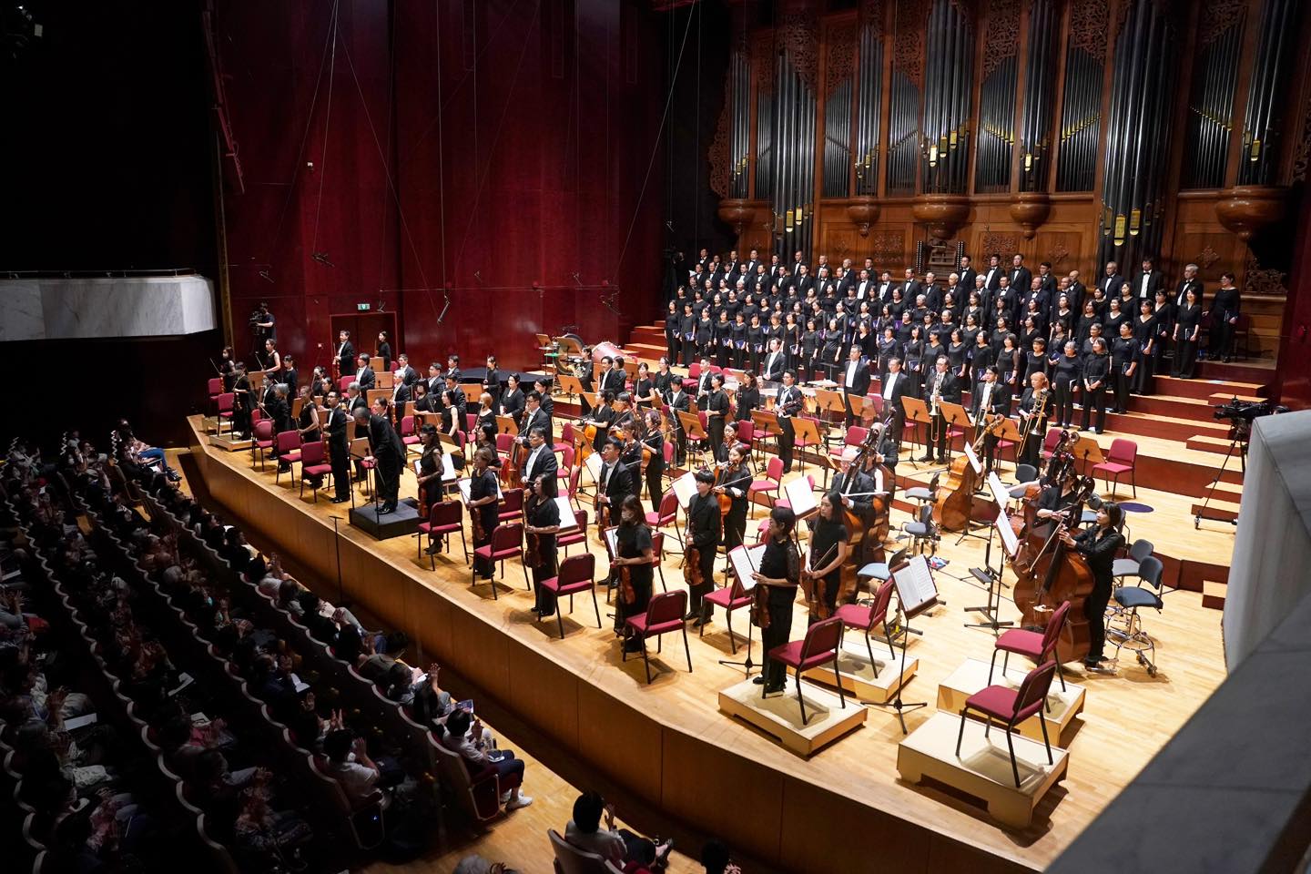 指揮、樂團與合唱團謝幕