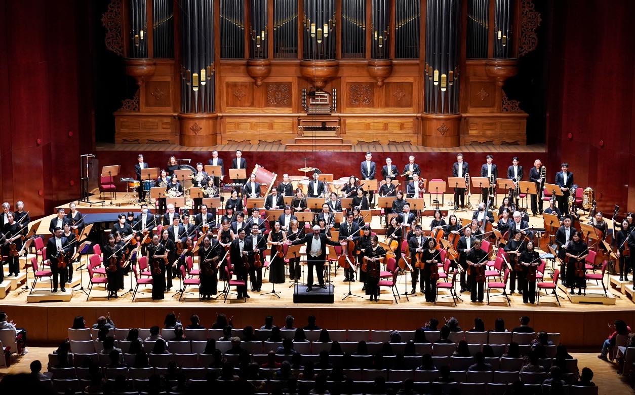 指揮與樂團謝幕