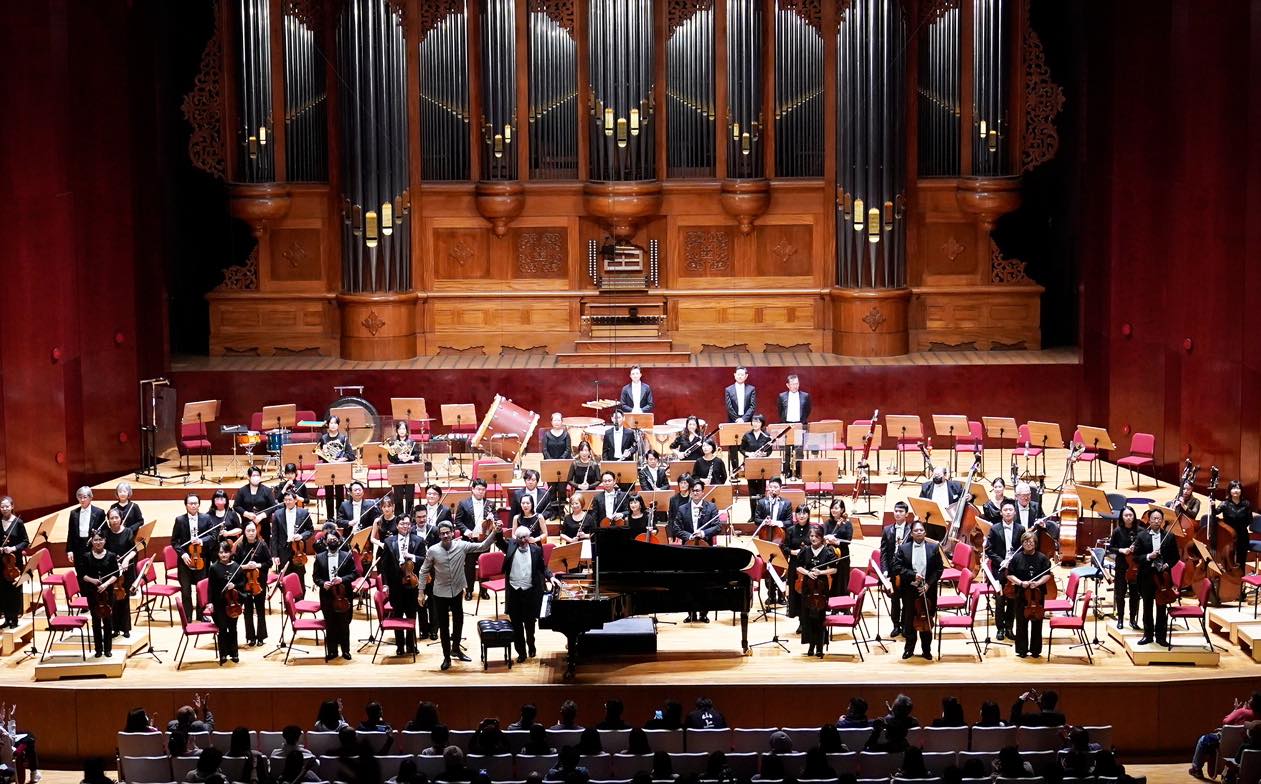 鋼琴家、指揮與樂團謝幕