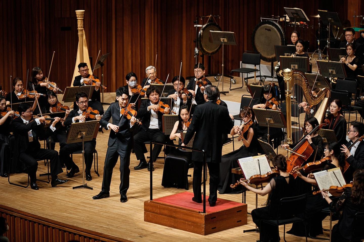 指揮｜準・馬寇爾(Jun Märkl)、小提琴｜林品任