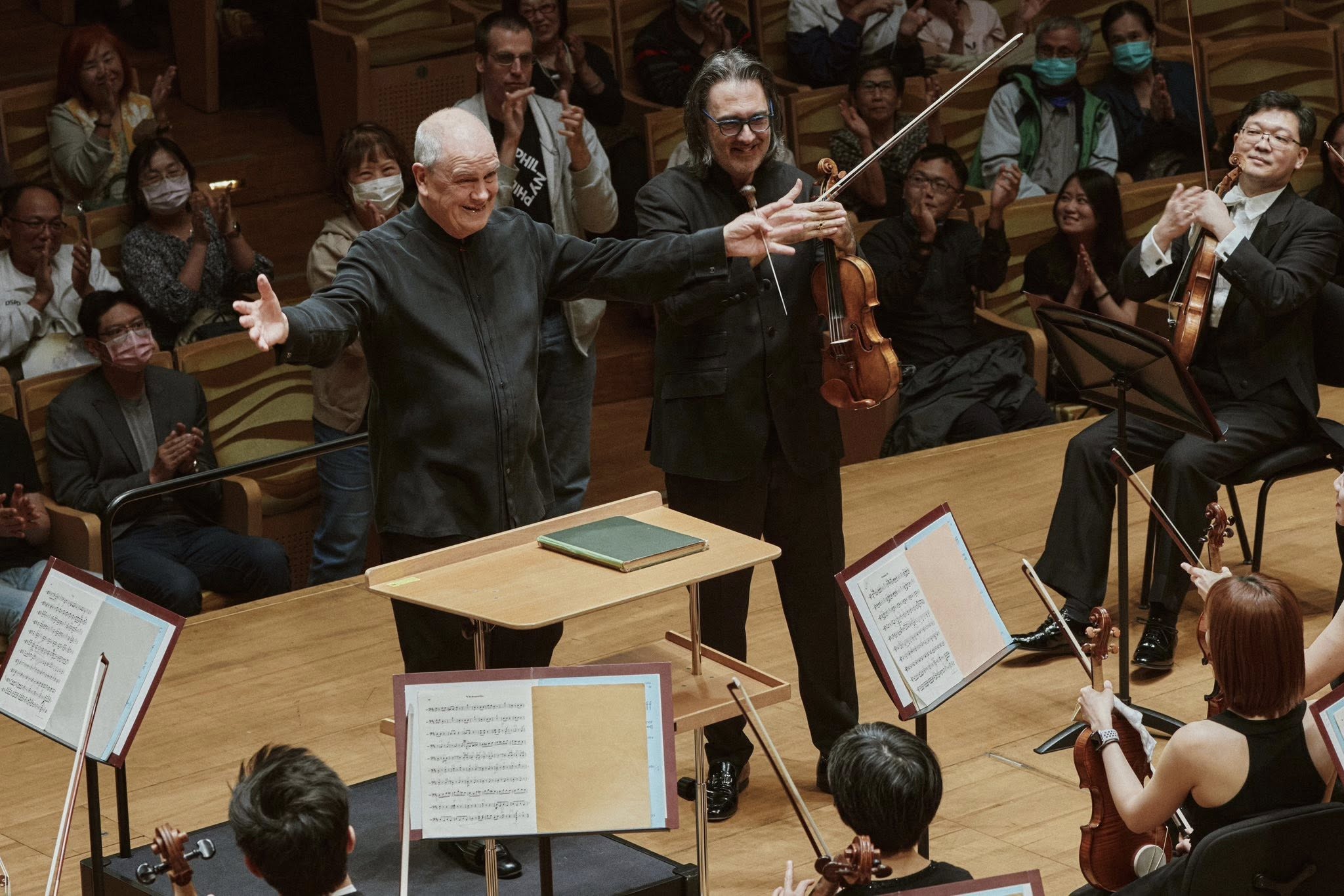 Hans Graf, conductor 、Leonidas Kavakos, violin